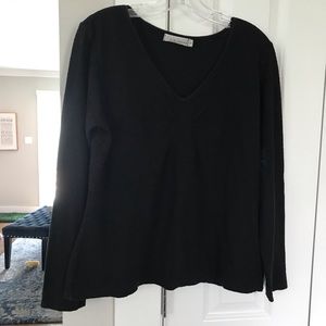 Lightweight long sleeved v-neck cotton-linen top